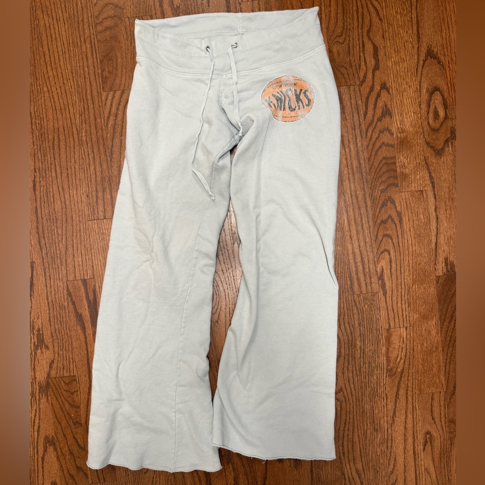 NY Knicks gray low rise Sweatpants with Logo